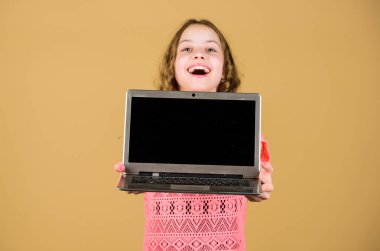online kurslar özel öğretim. dizüstü ile mutlu kız. dijital çağda çocuk gelişimi. sosyal ağ. mobil internet ile online alışveriş. iş dijital pazarlama. Çok fazla ev ödevi