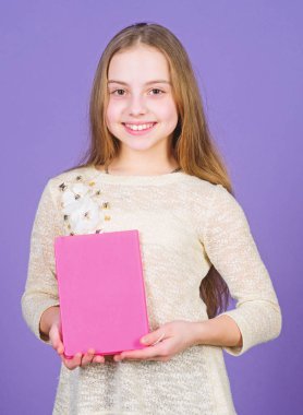 Hobisi okumak. Sevimli küçük çocuk ev okuma için kitap tutan. Sevimli küçük kız kitap okumaktan zevk. Okuma yazma yazma, kopyalama alanı geliştirme