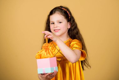 Çocuk tut hediye kutusu. En sevdiğim çocuk markası. Kız alışveriş hediye dükkanı. Paradan tasarruf edin. Mutlu çocukluk. Hoş bir sürpriz. Özel teklif. Alışveriş ve satın alma. Kara Cuma. İndirim. Alışveriş günü