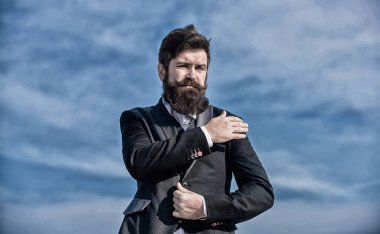 Sabah. gün Aids başlar. Geleceğin başarısı. Erkek resmi moda. Sakalı olgun hipster. bıyık ile acımasız beyaz hipster. Sakallı adam. Gökyüzüne karşı iş adamı. mükemmel bir sabah