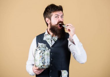 Bir dolar biriktiren işadamı. Zenginlik ve refah. Güvenlik ve nakit para tasarrufu. Bankacılık kavramı. Adam sakallı adam nakit tasarruf dolu kavanoz tutun. Finansal sigorta. Kişisel muhasebeci