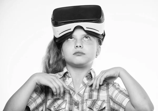 Virtuális oktatás, iskolai tanuló részére. Boldog gyerek használja a modern technológia, virtuális valóság. Kap a virtuális élmény. Lány aranyos gyerek fej szerelt kijelző fehér háttér. Virtuális valóság fogalma — Stock Fotó