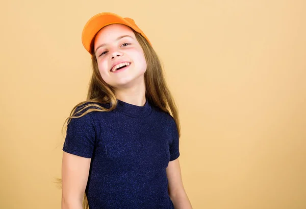 Moderne mode. Hoed of pet. Stijlvolle accessoire. Kinderen mode. Gevoel van vertrouwen met deze pet. Meisje schattig kind dragen GLB of SnapBack hoed beige achtergrond. Meisje dragen van heldere Baseballcap — Stockfoto