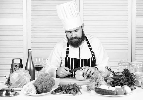 Processos básicos de cozimento. Homem mestre chef ou comida culinária amadora. Faca afiada cortando vegetais. De acordo com a receita. Prepare o ingrediente para cozinhar. Útil para quantidade significativa de métodos de cozimento — Fotografia de Stock