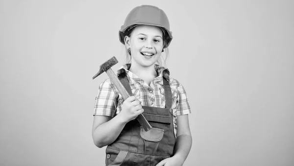 이니셔티브 아이 소녀 하드 모자 헬멧 빌더 노동자. 자신을 개선하기위한 도구. 육아 개발. 미래의 직업. 빌더 엔지니어 건축가. 아이 빌더 소녀입니다. 미래를 직접 구축하세요 — 스톡 사진