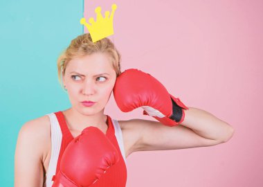 Kraliçe mücadele. Kadın boks eldiven ve Prenses Kraliyet sembolü. Spor kraliçesi. Boks spor en iyi olmak. Kadınsı ihale sarışın kraliçe tacı olan boks eldivenleri giy. Başarı için mücadele. VIP spor salonu