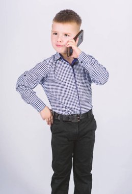 Mobil iletişim. Modern bir alet. Küçük bir işadamı. Yetiştirme ve geliştirme. Küçük çocuk resmi kıyafetler cep telefonunu arar. Sevimli çocuk akıllı telefon tutun. Mobil konuşma. İşletme fakültesi
