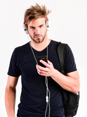 Melodik ses ile rahatlatıcı. traşsız adam kulaklık müzik dinliyor. seksi kaslı adam spor müzik dinlemek. kulaklıklı adam beyaz izole
