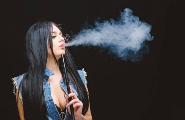 nargile Bar. Elektronik sigara. siyah arka planda duman nefes. Kötü alışkanlık. Kadın buharı. sağlıksız bağımlılığı. Tabacco ilacı. seksi kadın sigara puro. alanı kopyalayın. Reddedecek seçim