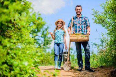 Bu bitki yatak hazırlamak ve çim bakımı zamanıdır. Daireler favori bitkiler seçin. Bahçe işleri. Bahar bahçesi. Bahar bahçe kontrol listesi. Baba ve kızı kürek ve bahçede sulama olabilir