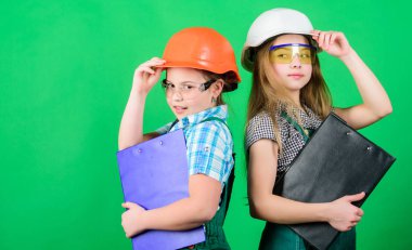 Yenileme planı. Ev geliştirme. İnşaat mühendisi mimar. Gelecekteki mesleği. Çocuk kızlar yenileme planlıyor. Girişim çocuk kızlar kendi oda yeşil arka plan yenileme sağlar. Çocuk bakımı