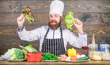 Sağlıklı yemek. Diyet kavramı. Giyim hat Man ve önlük marul tutun. Sağlıklı beslenme. Sakallı hippi profesyonel şef marul yeşillik tutun. Sağlıklı vejeteryan tarifi. Sağlıklı yemek tarifi