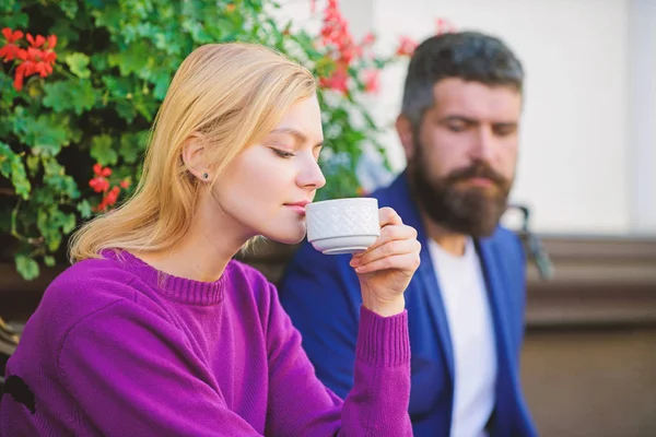 Conhecer pessoas no primeiro encontro. Os estrangeiros encontram-se tornam-se conhecimentos. Aplicativos maneira normal de conhecer e se conectar com outras pessoas solteiras. Terraço para beber café. Casual conhecer local público — Fotografia de Stock