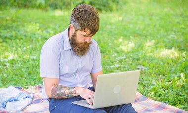 Dizüstü sit çayır doğa arka plan ile sakallı adam. Blogger doğa tarafından ilham kaynağı olma. Yazar ilham doğa ortamı için arıyorum. Bloglama için ilham. İlham arıyorsanız