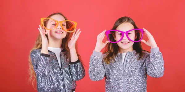 Buona infanzia. I bambini allegri sinceri condividono la felicità e l'amore. Gioioso e allegro. Concetto di sorellanza. Fratelli di relazioni amichevoli. Ragazze divertenti occhiali grandi sorriso allegro. Festa di compleanno — Foto Stock