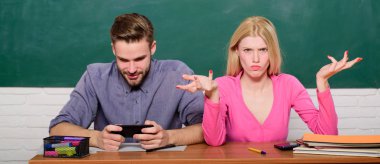 Üniversitede vakit geçiriyorum. Adam ve kız tasasız sınıfta masada oturup. Üniversitede veya üniversitede okumak. Arkadaşlar üniversite okuyan öğrenciler. Üniversite eğlencesi. Modern eğitim. Üniversitede eğlenmek