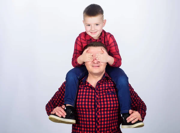 Mejores amigos para siempre. Papá apoyando a un niño adorable. Divirtiéndose. La felicidad es el padre del niño. Día de los Padres. Padre ejemplo de noble humano. Padre pequeño hijo rojo camisas familia look traje —  Fotos de Stock