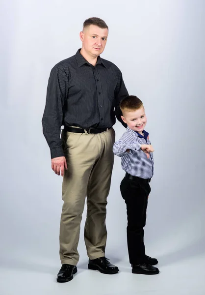 Niño con padre. Socio de negocios. niño pequeño con papá hombre de negocios. infancia. crianza. Día de los padres. Día de la familia. padre hijo en traje de negocios. concepto de socio comercial. socio de empresa familiar — Foto de Stock