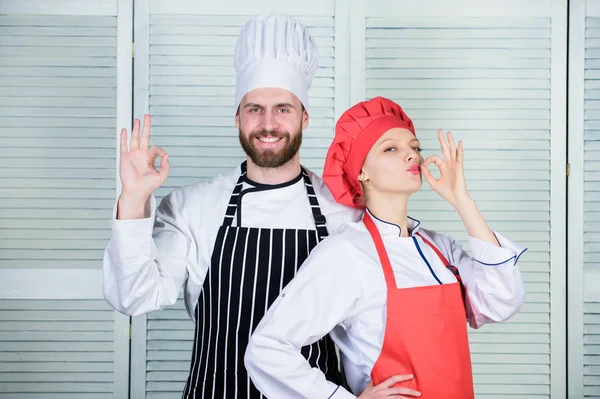 Eşiniz ile yemek ilişkileri güçlendirebilir. Çiftlerin birlikte yemek pişirmesi sebepleri. Mutfakta takım çalışması. Birkaç yemek yemeği. Kadın ve sakallı adam mutfak ortakları. Lezzetli aile yemeği — Stok fotoğraf