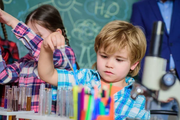 学校に戻る教育の概念。実験室で実験をする子供の科学者。化学の授業の生徒たち。学校化学研究室幸せな子供の先生。近代的な学校の職場. — ストック写真