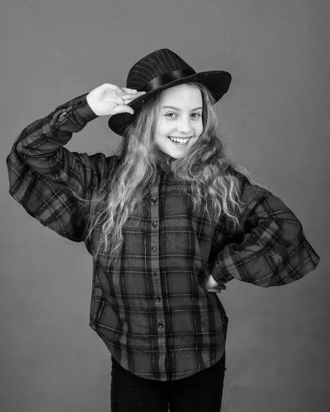 Continua a sorrir. Menina sorridente no acessório chapéu de moda. Menina pequena feliz sorrindo com olhar de beleza. Menina com rosto sorridente e longo penteado loiro. Modelo de moda pequena com sorriso bonito — Fotografia de Stock