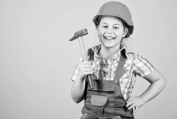 Ferramentas para melhorar a si mesmo. Arquiteto engenheiro construtor. Profissão futura. Miúda construtora. Construa você mesmo o seu futuro. Iniciativa criança menina chapéu duro construtor de capacete trabalhador. Desenvolvimento de cuidados infantis — Fotografia de Stock