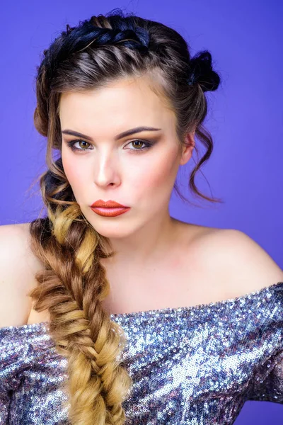 Peinado trenzado. Hermosa mujer joven con peinado moderno. Chica maquillaje cara trenzado pelo largo. Trenza francesa. Cuidado profesional del cabello y la creación de peinado. Salón de belleza peluquería arte —  Fotos de Stock