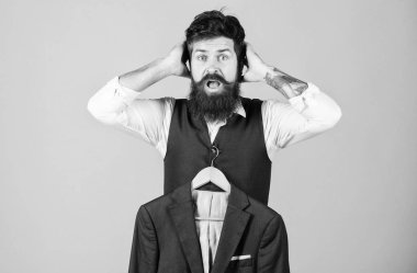 Gardırobunun sarsabilir. Dolap asistanı ile resmi tarzı ceket şokta. Şok hippi mens gardırop. Sakallı adam elbise dolap mağazası, seçme