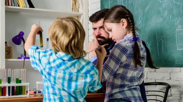 Club della scuola. Un esperimento di chimica scolastica. Spiegare la chimica ai bambini. Affascinante reazione chimica. Insegnante e alunni con provette in aula. Classi scolastiche interessanti. Istruzione scolastica — Foto Stock