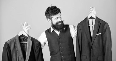 Özel yapım takım elbise. Adam sakallı moda couturier terzi. Zarif özel kıyafet. Terzilik ve giysi tasarımı. Mükemmel uyum. Özel ölçmek için yapılmış. Özel takım elbise konsepti. Takım elbiseyi ölçmek için yapılan tasarım