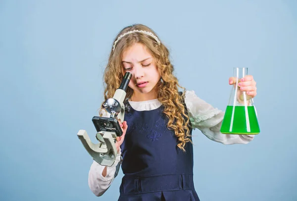 A ciência sou eu. lição de bilogia de estudo infantil. Descubra o futuro. educação e conhecimento. investigação científica em laboratório. Menina gênio pequeno com microscópio. de volta à escola. cientista menina pequena com frasco de teste — Fotografia de Stock