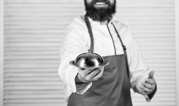 Serveer eten. Keuken culinair. De man heeft een dienblad in het restaurant. Gezond eten koken. Volwassen hipster met baard. Biologisch voedsel eten. Gelukkige man met een baard. Chef recept. Vriendelijke service — Stockfoto