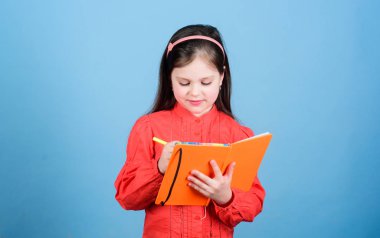 Gelişim eğitimi. Ev ödevi egzersizi. Kompozisyon yazın. Edebiyat kulübü. Kişisel günlük. Çalış ve öğren. Şiir yazarı. Kız kitap ve kalem mavi arka plan tutun. Çocuk kitap yazıyor. Kitap kavramı