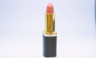 Beyaz zemin üzerine ruj. Suya dayanıklı yüksek kaliteli ruj ürün. Olması gerekir. Güzellik trend. Günlük makyaj. Ruj için profesyonel makyaj. Bazı Parlatıcı dudak için ekleme. Dudak bakım kavramı