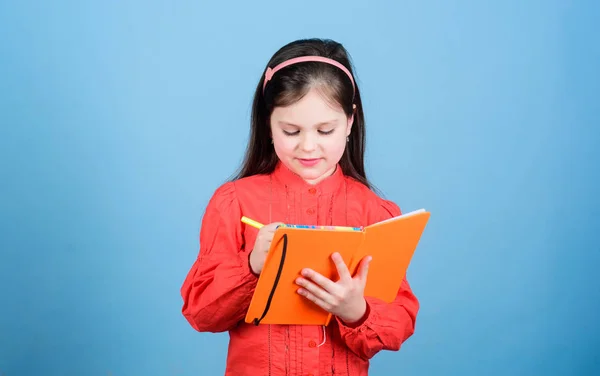 Gelişim eğitimi. Ev ödevi egzersizi. Kompozisyon yazın. Edebiyat kulübü. Kişisel günlük. Çalış ve öğren. Şiir yazarı. Kız kitap ve kalem mavi arka plan tutun. Çocuk kitap yazıyor. Kitap kavramı — Stok fotoğraf