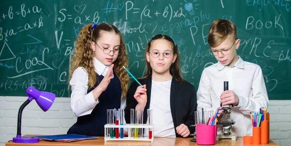 Niños felices. Lección de biología. educación en biología. estudiantes haciendo experimentos de biología con microscopio en laboratorio. Equipo de biología. Niños pequeños aprendiendo química en el laboratorio. Vida bajo el microscopio — Foto de Stock