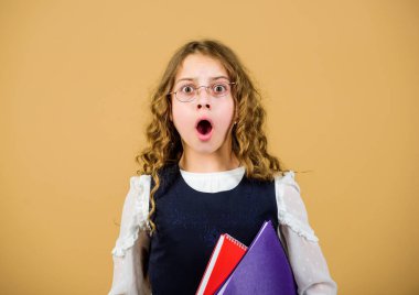 Kağıt klasörlü küçük bir kız. Günlük notları için not defteri. Ders çalışmak. Bilgi ve eğitim. Okula dönelim. Ev ödevi. Korkmuş küçük kız öğretmen olmak istiyor. Zor bir seçim. Neler oluyor?