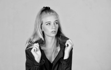 Bir konsepti olmalı. Kadın makyaj yüz sarı saç yaka ile ceket poz. Modaya uygun palto. Giysi ve aksesuar. Kız model ilkbahar ve sonbahar sezonu için ceket giymek. Trençkot moda trendi