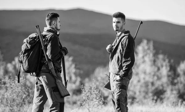 Hunting skills and weapon equipment. How turn hunting into hobby. Friendship of men hunters. Army forces. Camouflage. Military uniform fashion. Man hunters with rifle rifl gun. Boot camp. travel — Stock Photo, Image