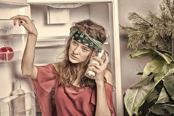 Menina com copo de leite posando na geladeira — Fotografia de Stock