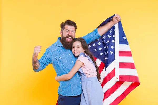 Radość z życia i wolności. Patriotyczna rodzina świętująca amerykańską wolność w Dniu Niepodległości. Ojciec i dziecko cieszą się wolnością i wolnością. Wolność osobista i wolna wola — Zdjęcie stockowe