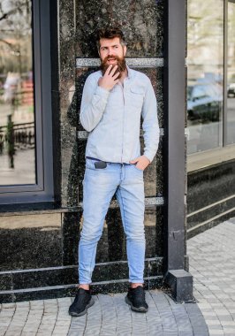 Yeni güne gülümseyen bir başlangıç. Sakallı olgun hipster. Sakallı adam sokakta duruyor. modern erkek moda. mutlu sürpriz erkek. bıyıklı vahşi kafkas hipster. kentsel tarzı. Genç acımasız