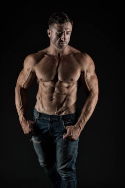 Vücut geliştirme, vücudunu inşa etmekle ilgilidir. Vücut geliştirme için mükemmel bir vücuda sahip yakışıklı adam. Fit vücut geliştirmeci altı paketi abs. Bodybuilding ile atletik gövde gösteren. Vücut geliştirme gösterisi, vintage filtre
