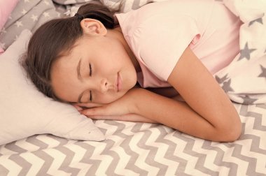 Uluslararası Çocuk günü. küçük çocuk moda. Mutlu küçük kız. Güzellik ve moda. Çocukluk mutluluk. mükemmel saçlı küçük kız çocuğu. Rüyalarınızı yapmaya hazır