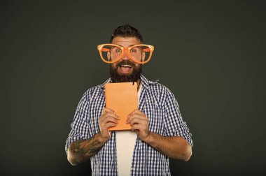 İnek ve komik. Üniversite erkek öğrenci ders notları ile. Kitap nerd çalışma. Kitap nerd süslü gözlük takıyorum. Adam ders kitabı ile parti bardaklarda sakallı