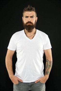 İyi göründüğünden şüphe yok. Siyah arka planda seksi adam. Sıradan bir tarzda sakallı adam. Bıyıklı ve sakallı beyaz bir adam. Traşsız yüzü ve şık saç kesimi ile Acımasız adam