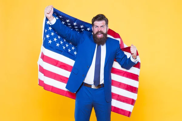 Business Professional. Framgångsrik företagsägare innehar amerikanska flaggan på gul bakgrund. Happy Business man firar självständighetsdagen. Bearded man i Formalwear njuter framgång i verksamheten — Stockfoto