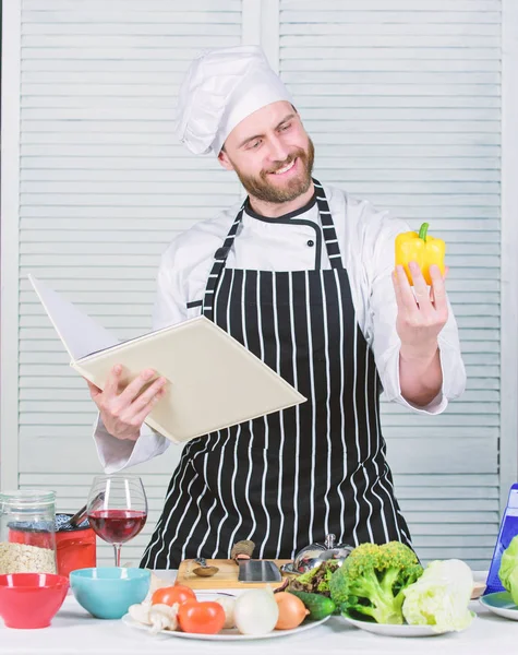 Adam şef yemek yemek sakallı. Adam kitap tarifleri okudum. Mutfak Sanatları kavramı. Adam tarifi öğrenin. Pişirme beceri geliştirmek. Yeni başlayanlar için nihai Pişirme Rehberi. Kitap aile tarifleri. Tarifi göre — Stok fotoğraf