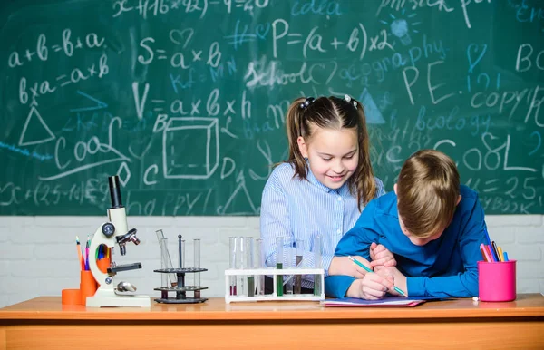Kemivetenskap. biologi experiment med Mikroskop. Små barn forskare tjänar kemi i skolan Lab. Labb Mikroskop och provrör. Små barn. Vetenskap. Med kemi kan vi — Stockfoto