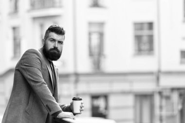 Gün daha yeni başladı. Hipster tarzı iş adamı elinde kahve tutuyor. Şehirde yürüyen kağıt bardaklı bir hippi. Sakallı adam sabah kahvesinin tadını çıkarıyor. Sabah ilk iş fincanını içiyor.